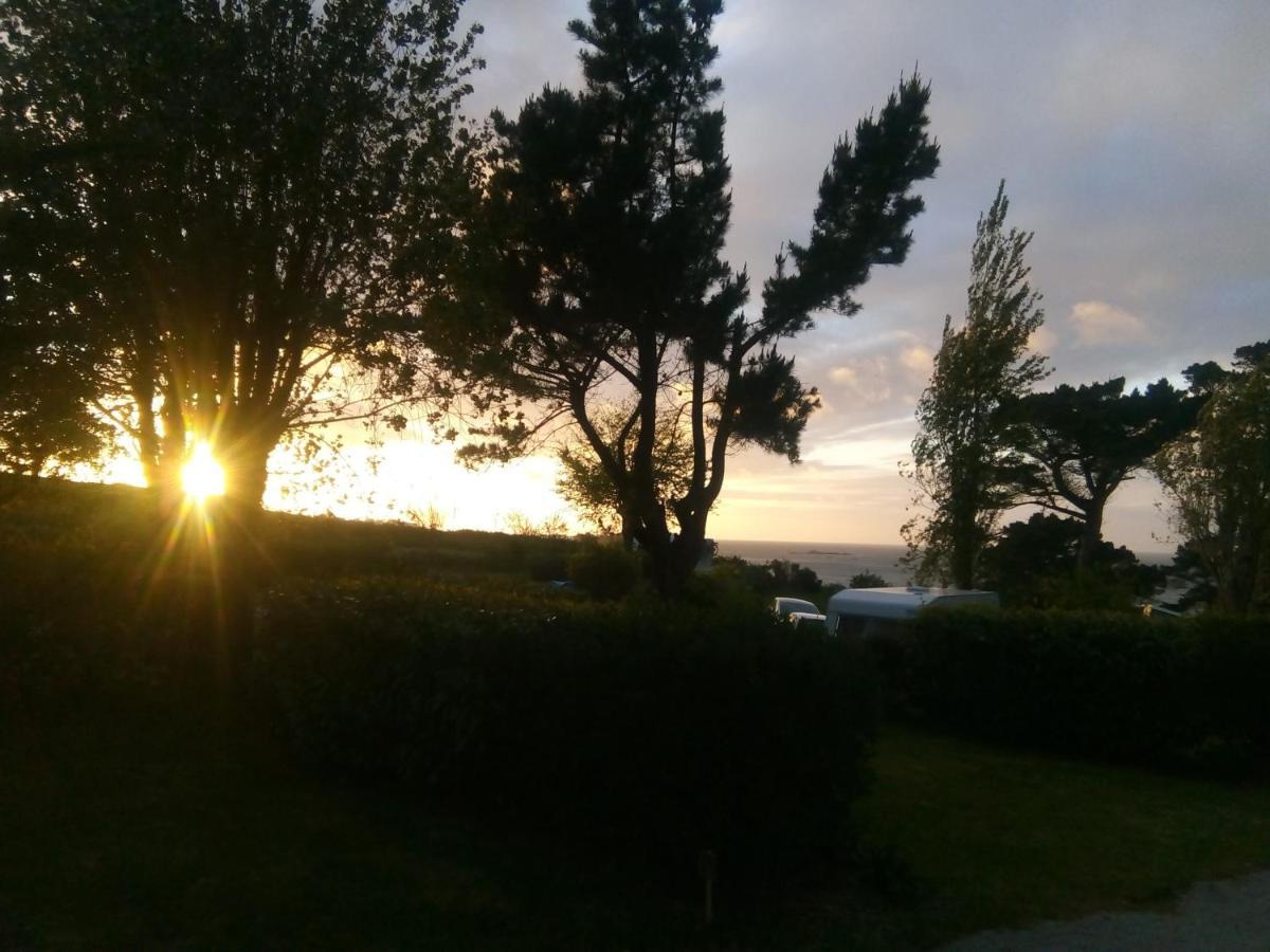 Les Hortensias Grande Tente Familiale Deux Chambres Et Sejour Vue Mer Sur Camping Nature Plestin-les-Greves Exterior photo